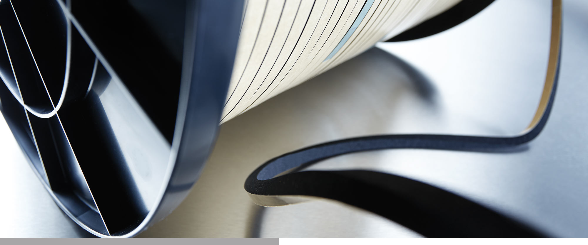 Kreuzspulen aus Schaumstoffen und Klebebändern Effiziente Langrollen für industrielle Prozesse